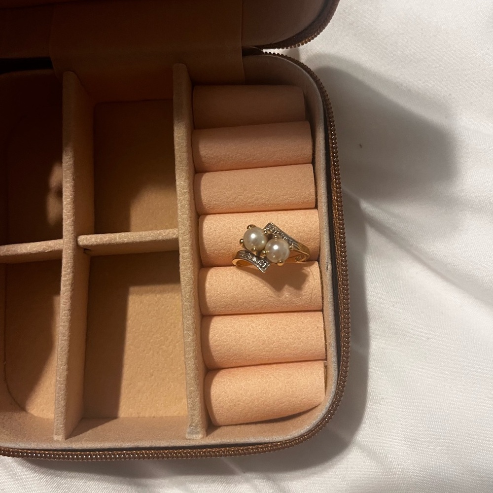 Elegant Gold Pearl Ring